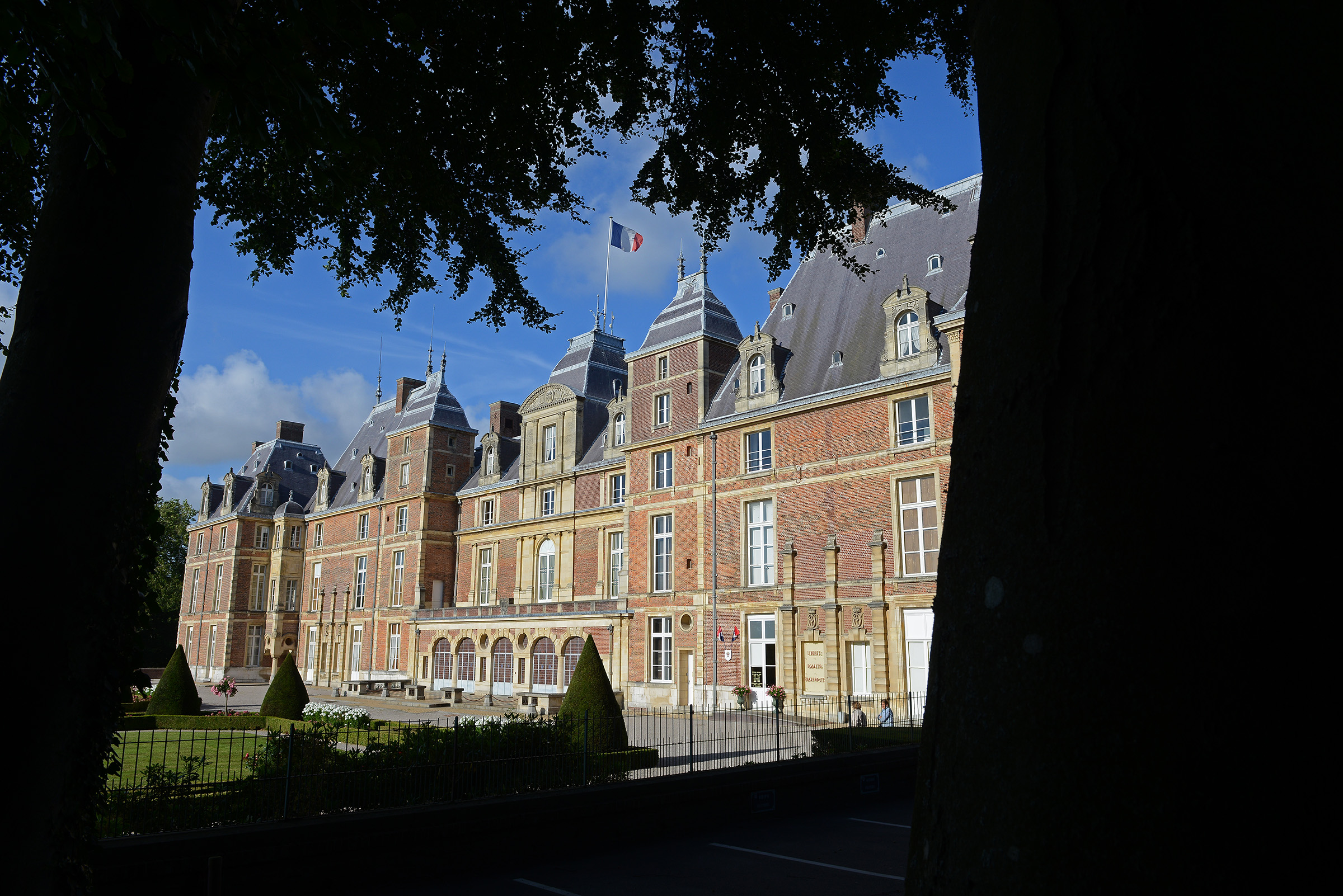 Le château d’Eu, en Seine-Maritime, vu à travers les arbres