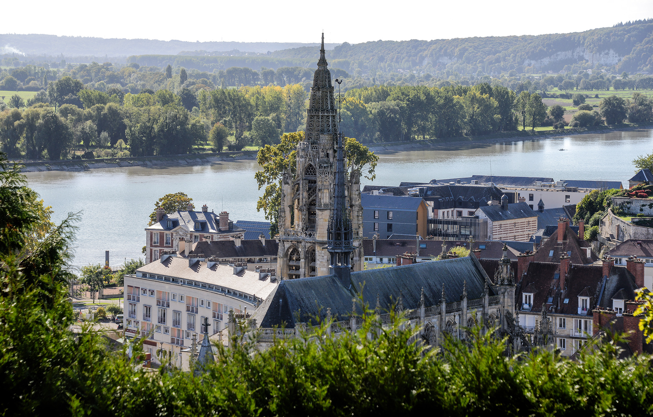 Panorama de Caudebec-en-Caux avec l’église Notre-Dame et la Seine en arrière-plan