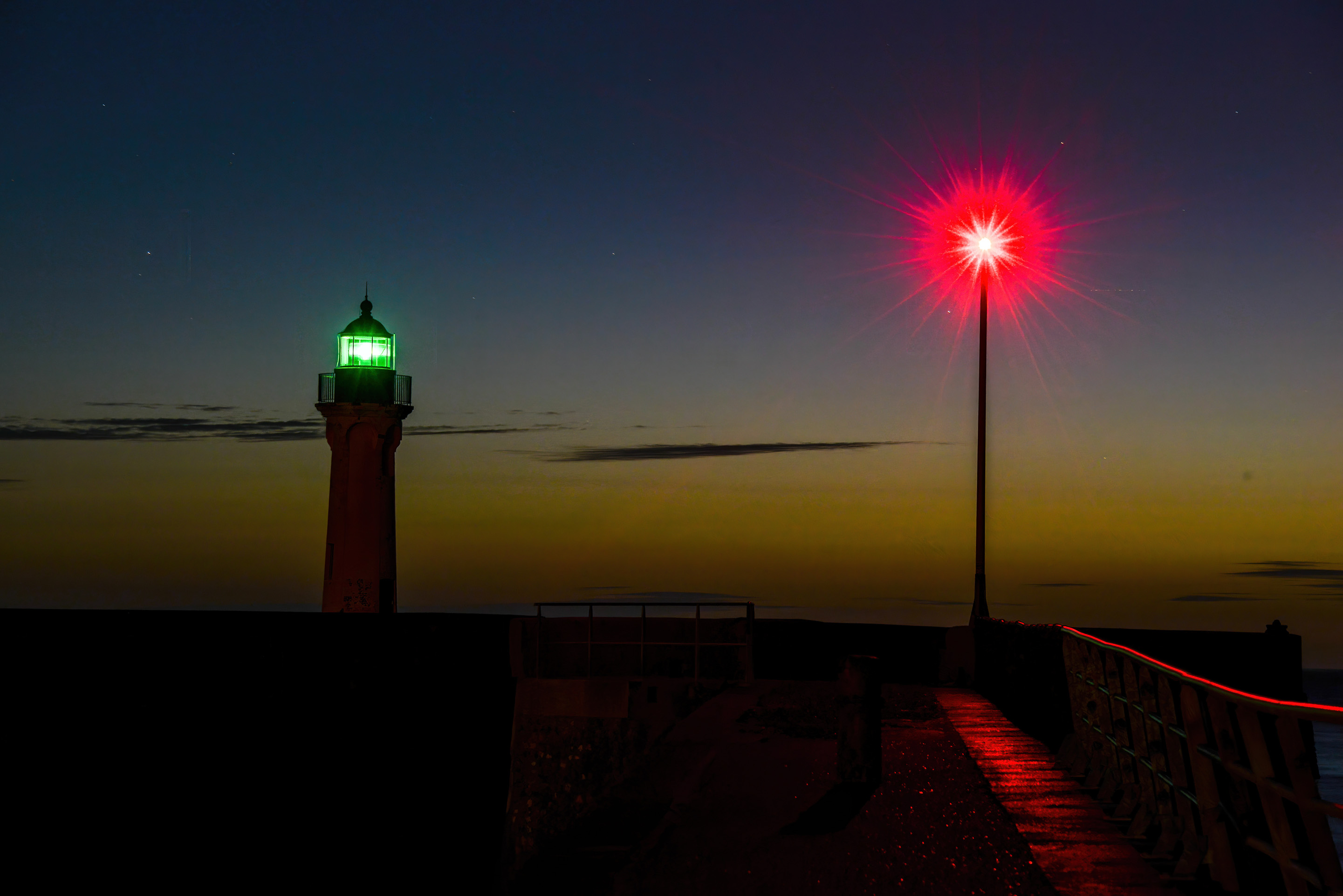 Feux d’entrée du port de Saint-Valéry-en-Caux, de nuit • Photo © Stéphane l’Hôte