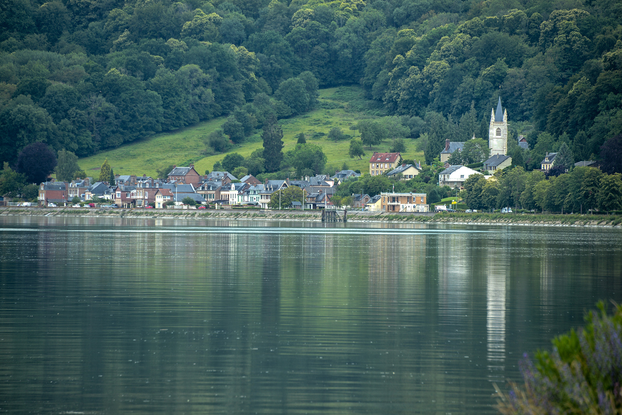 Le village de Villequier au bord de la Seine, entre coteau boisé et reflets du fleuve