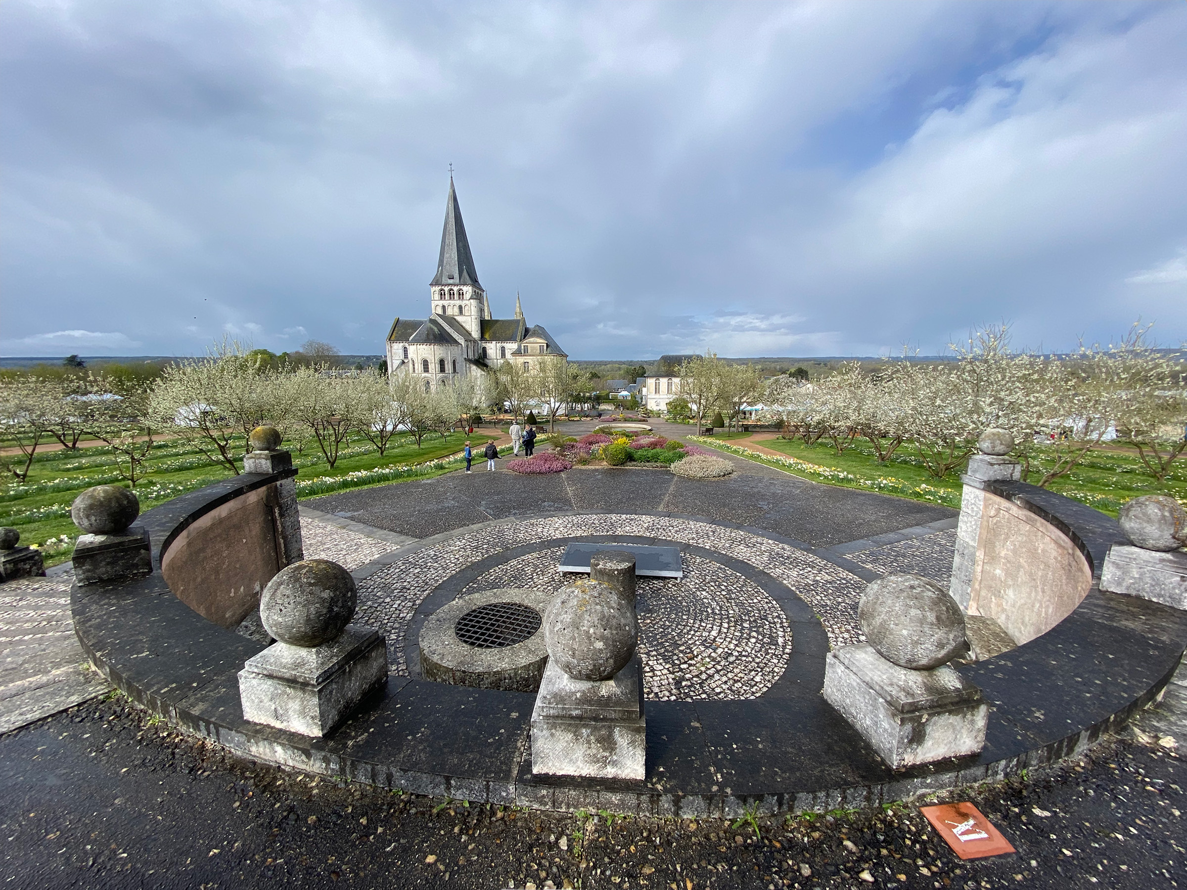 Jardins de l’abbaye Saint-Martin de Boscherville au printemps • Photo © Stéphane l’Hôte