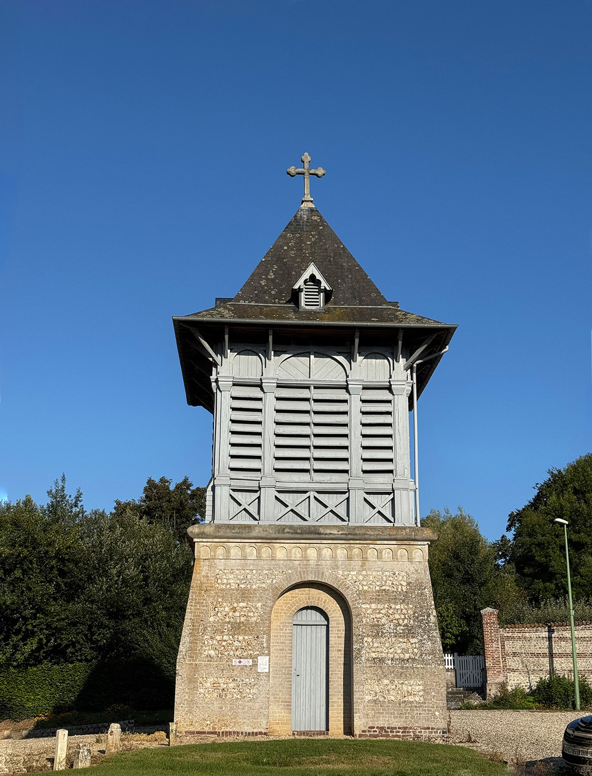Le beffroi d’Héricourt-en-Caux sous un ciel bleu, Seine-Maritime