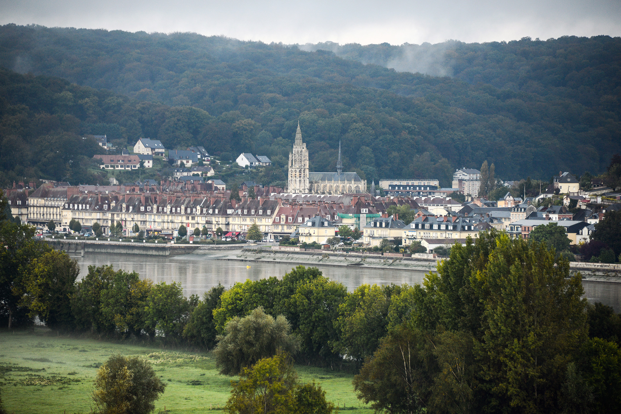 Vue de Caudebec-en-Caux depuis les hauteurs de la vallée de la Seine, avec l’église Notre-Dame
