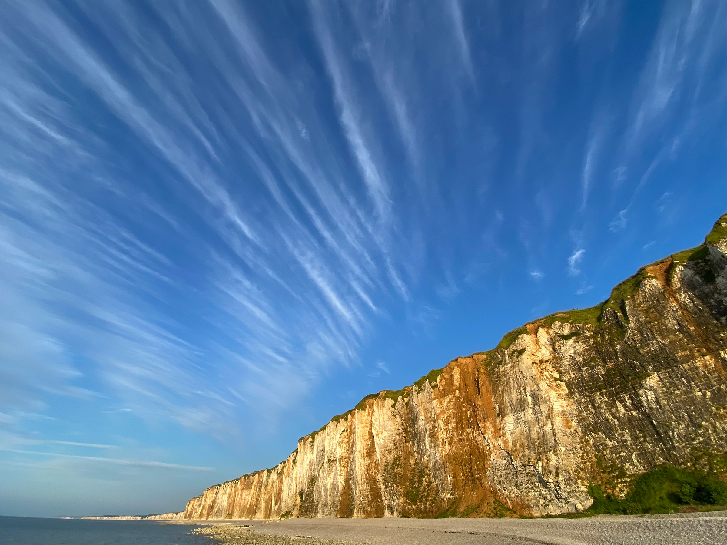 Falaise de la Côte d’Albâtre sous un ciel bleu • Photo © Stéphane l’Hôte