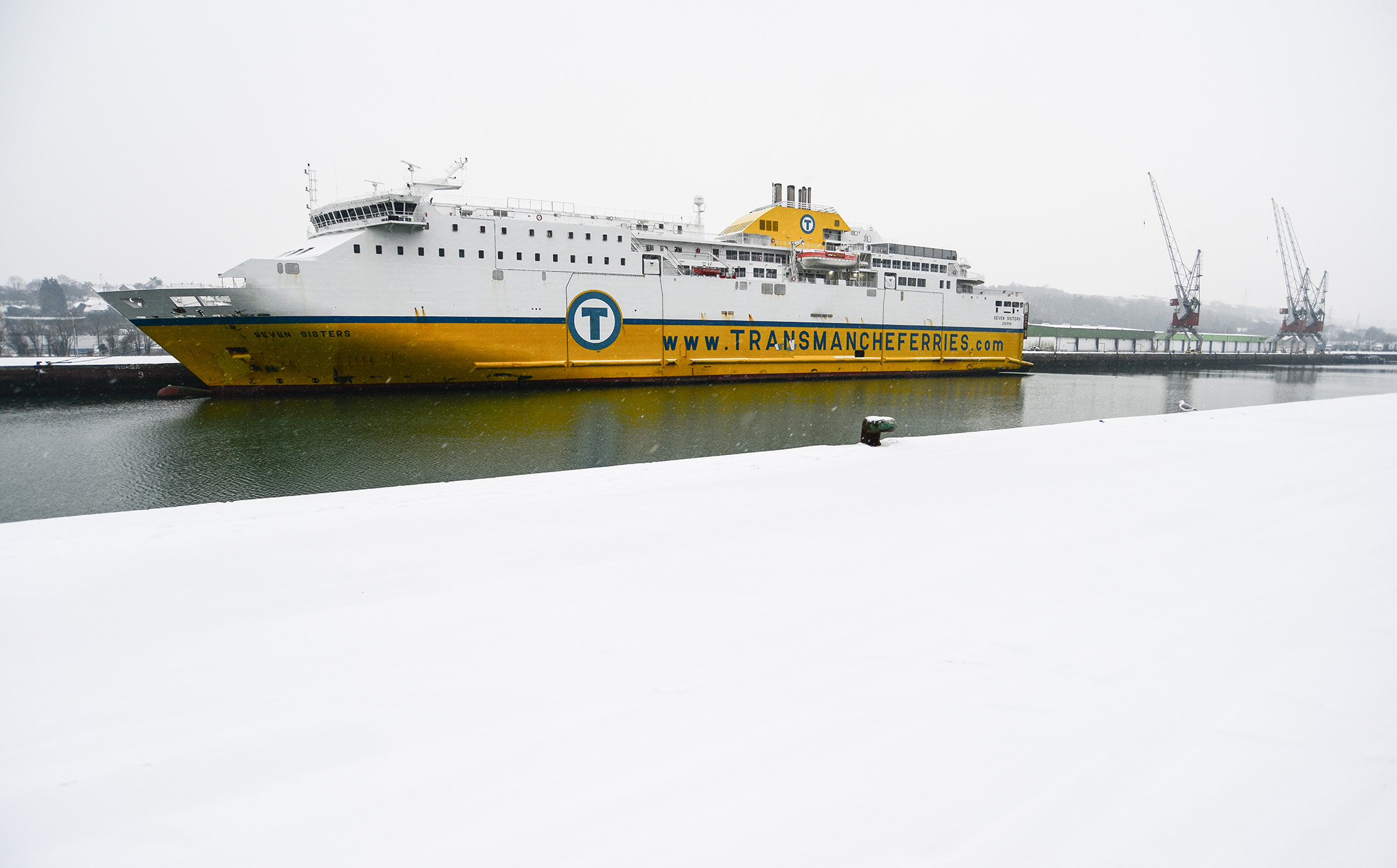 Ferry à quai au Havre, un jour de neige, dans une ambiance blanche et silencieuse