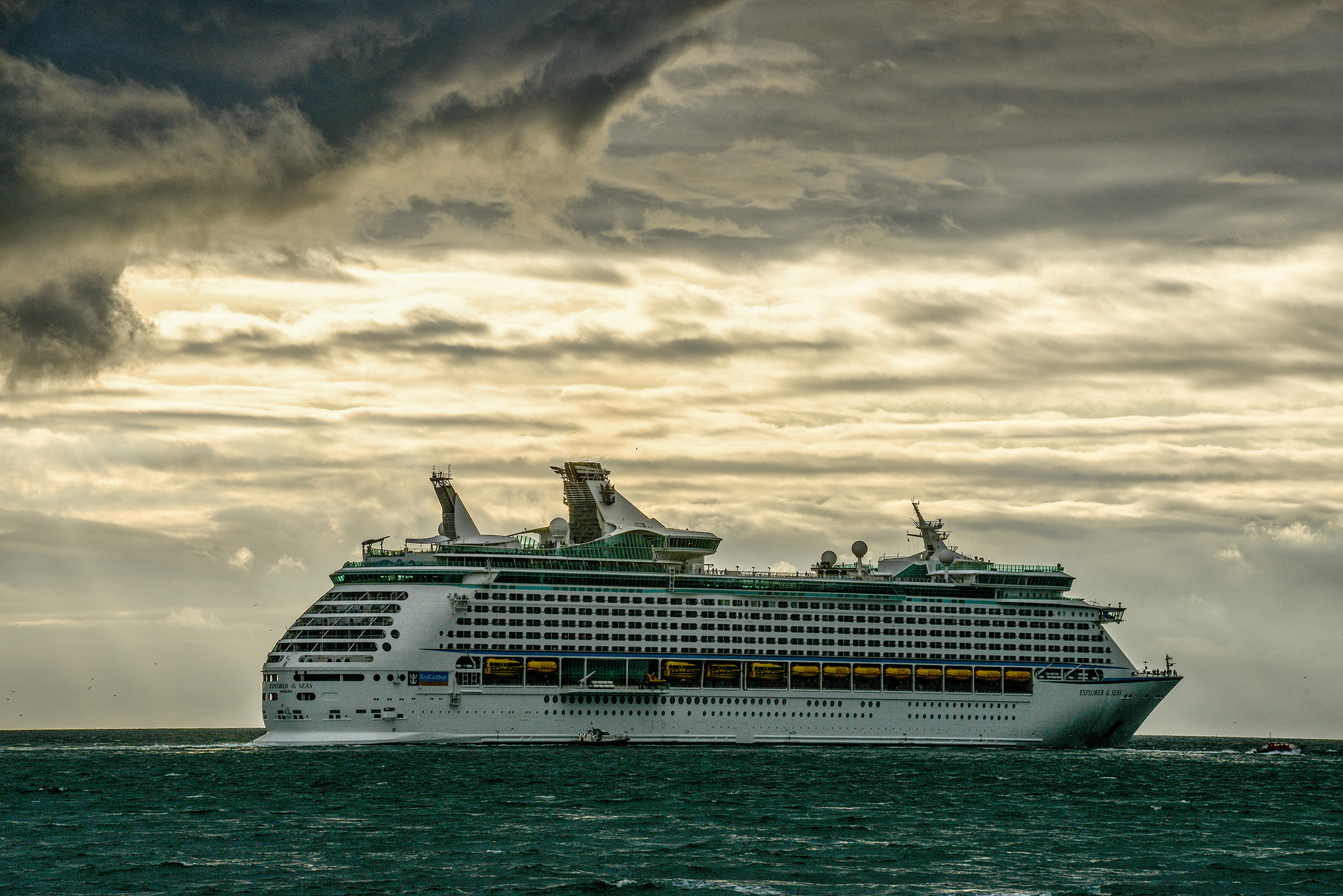 Ferry quittant le port du Havre sous un ciel nuageux