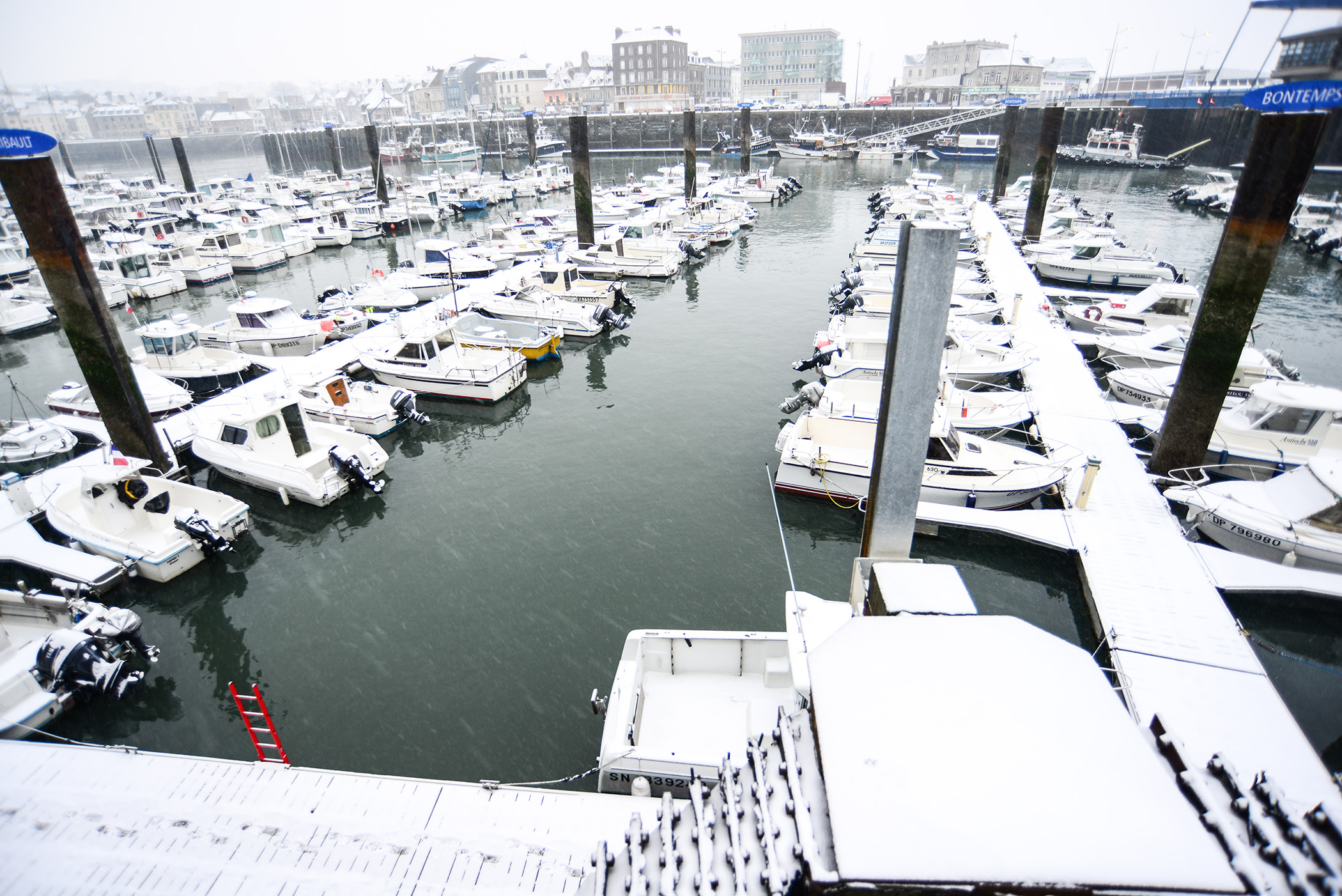 Port de plaisance du Havre sous la neige, bateaux amarrés dans une ambiance hivernale