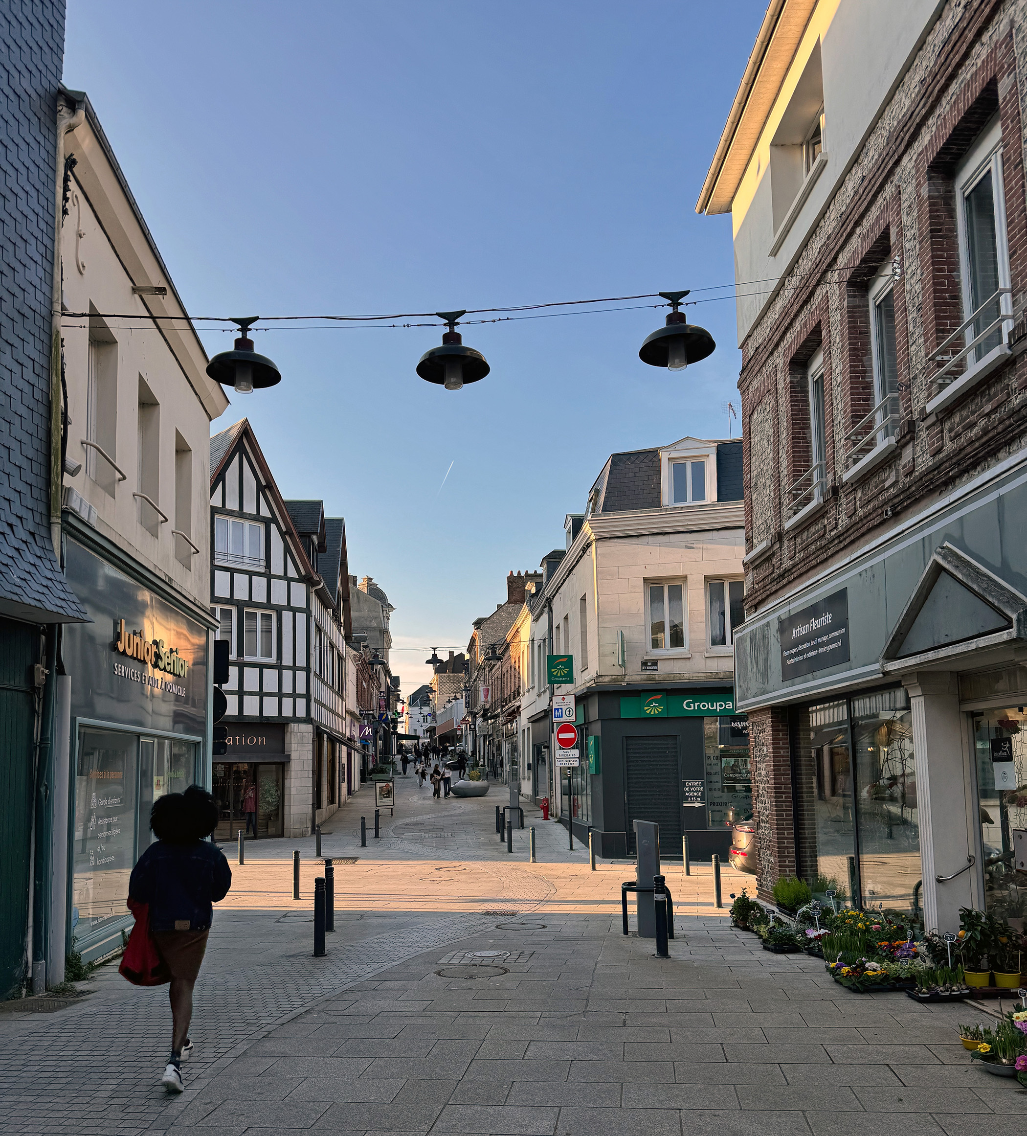 Rue commerçante du centre de Fécamp, perspective vers la ville haute