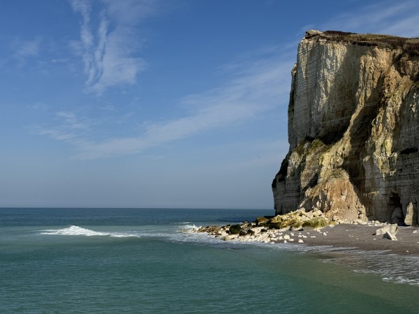 Falaises dominant la plage à l'ouest de l'entrée du port de Fécamp