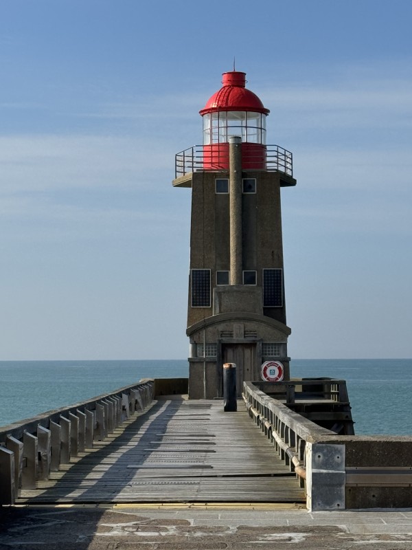 Le phare rouge de la digue nord, repère de l’entrée du port.