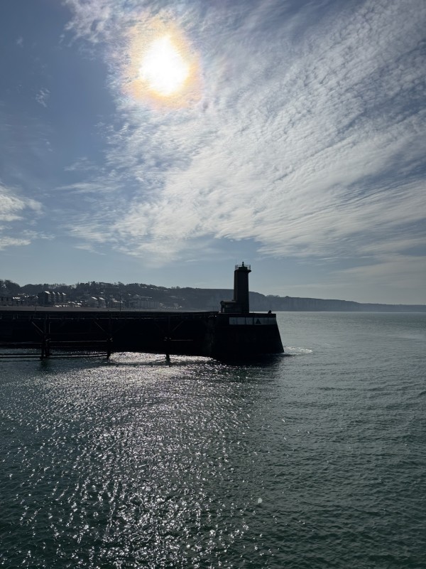 Le phare vert marquant l’autre côté de l’entrée du port.