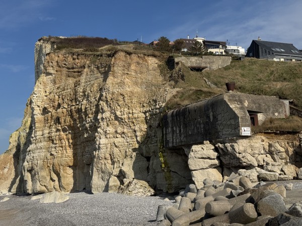 Les falaises et les aménagements au pied de la côte.
