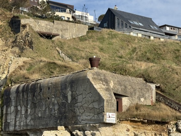 Vestige du Mur de l’Atlantique sur les hauteurs de la plage.