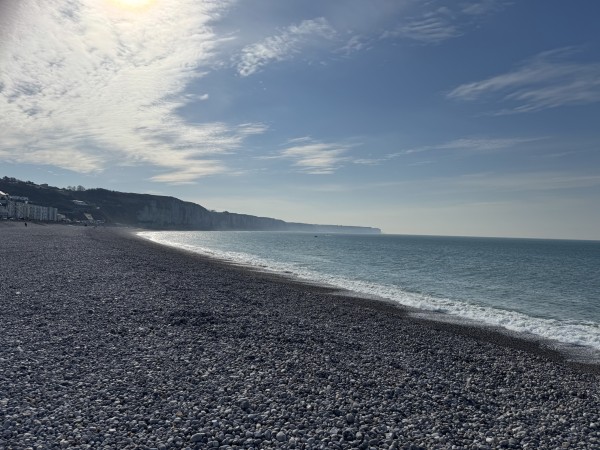 Plage de galets de Fécamp et mer de la Manche