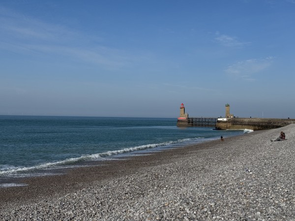 Jetée et entrée du port vues depuis la plage de Fécamp
