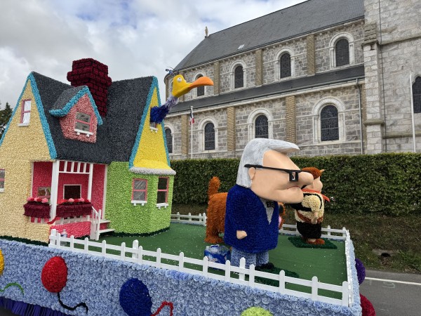 Angiens - 6 juillet 2025 dans le cadre du festival du lin - chars de défilé devant l'église