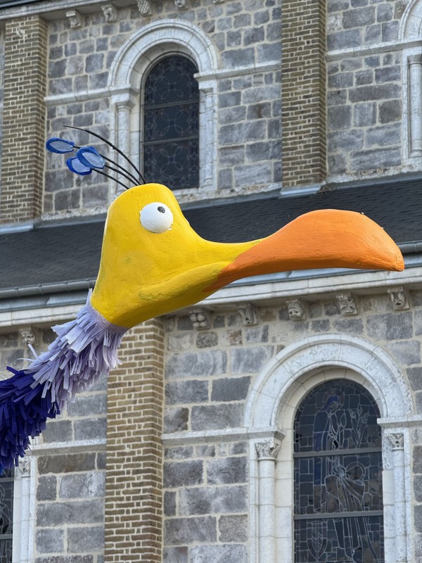 Angiens - 6 juillet 2025 dans le cadre du festival du lin - chars de défilé (closeup) : une mouette de défilé !