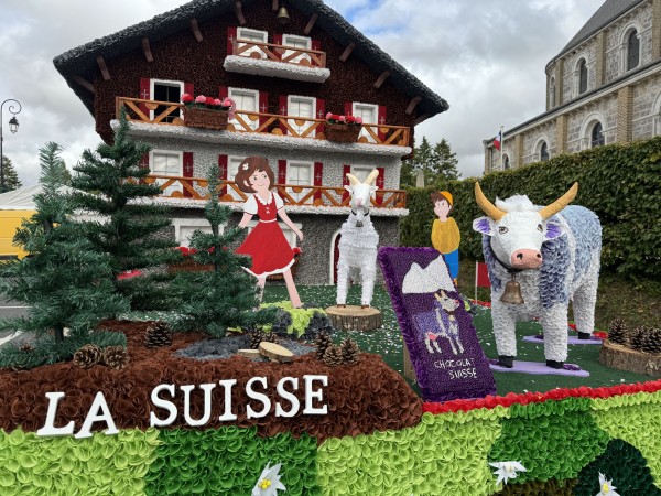 Angiens - 6 juillet 2025 dans le cadre du festival du lin - chars de défilé : la Suisse