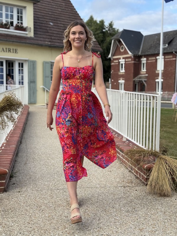 Défilé de mode à Angiens - 6 juillet 2025 dans le cadre du festival du lin : Silhouette lumineuse et démarche assurée pour cette création estivale aux motifs floraux, portée lors du défilé à Angiens. Une pièce qui illustre l’élégance du lin, entre fraîcheur, féminité et savoir-faire textile normand.