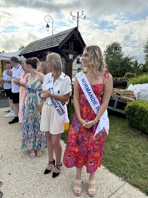 Défilé de mode à Angiens - 6 juillet 2025 dans le cadre du festival du lin - photo de groupe des modèles