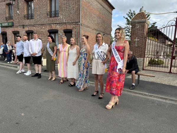 Défilé de mode à Angiens - 6 juillet 2025 dans le cadre du festival du lin - photo de groupe des modèles