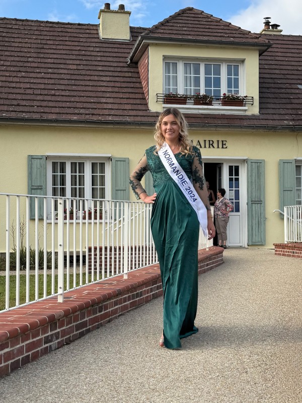 Défilé de mode à Angiens - 6 juillet 2025 dans le cadre du festival du lin, devant la mairie