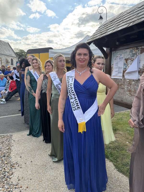 Défilé de mode à Angiens - 6 juillet 2025 dans le cadre du festival du lin - groupe avant le défilé