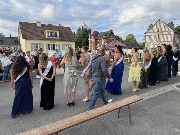 Défilé de mode à Angiens - 6 juillet 2025 dans le cadre du festival du lin - photo de groupe des modèles