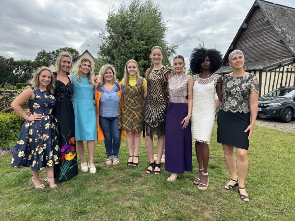 Photo de groupe des mannequins et participantes réunies à l’issue du défilé à Angiens. Une belle diversité de styles, de silhouettes et de personnalités pour célébrer le lin sous toutes ses formes, entre créations contemporaines, élégance intemporelle et esprit collectif au cœur du Festival du Lin.Défilé de mode à Angiens - 6 juillet 2025 dans le cadre du festival du lin 