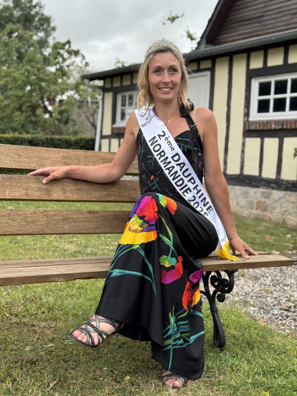 Défilé de mode à Angiens - 6 juillet 2025 dans le cadre du festival du lin - pose d'un modèle