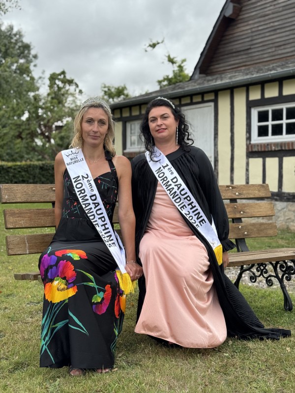 Défilé de mode à Angiens - 6 juillet 2025 dans le cadre du festival du lin - pose de modèles