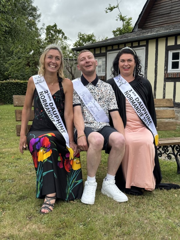 Défilé de mode à Angiens - 6 juillet 2025 dans le cadre du festival du lin - pose de modèles