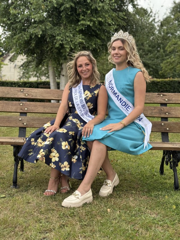 Défilé de mode à Angiens - 6 juillet 2025 dans le cadre du festival du lin - pose de modèles