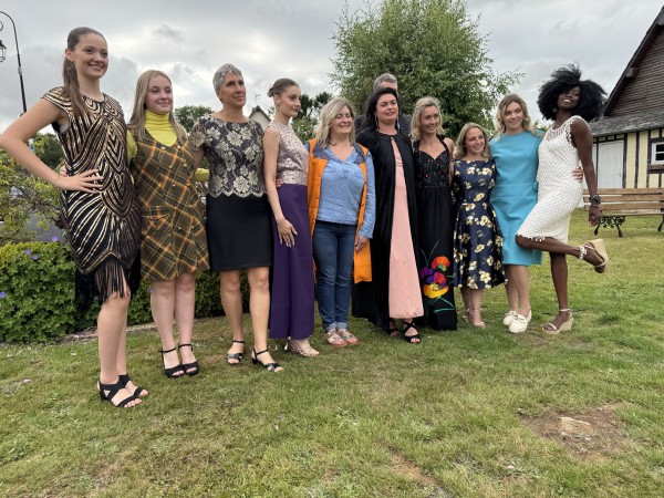 Défilé de mode à Angiens - 6 juillet 2025 dans le cadre du festival du lin - photo de groupe des modèles