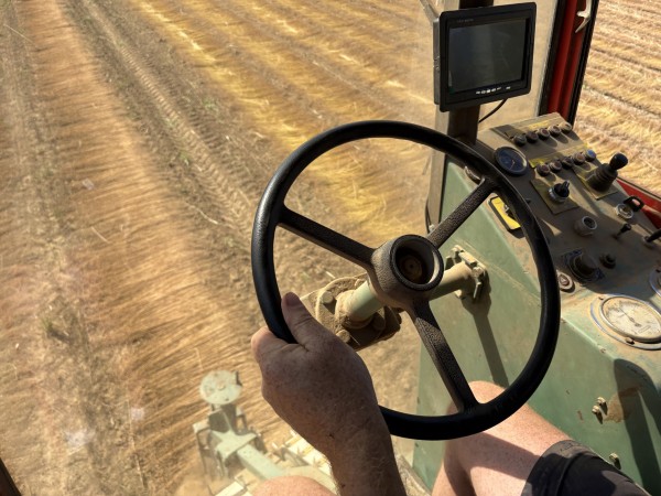 Dans la cabine : point de vue conducteur, geste agricole en action. • Photo © Stéphane l’Hôte