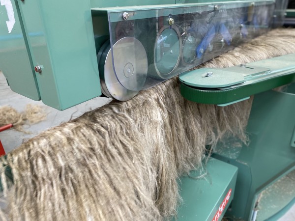Fibres en machine : la matière s’aligne et se sépare, étape industrielle. • Photo © Stéphane l’Hôte