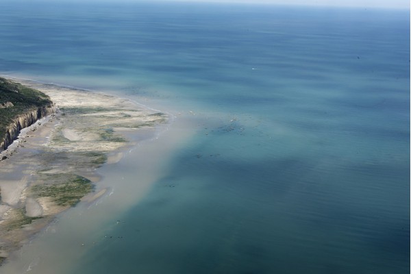 Vue aérienne de la mer et des falaises de la Côte d’Albâtre depuis un ULM, nuances de bleu du littoral normand en Seine-Maritime