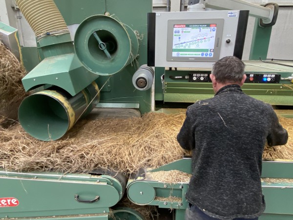 Atelier : machine de transformation et opérateur, lin en traitement. • Photo © Stéphane l’Hôte
