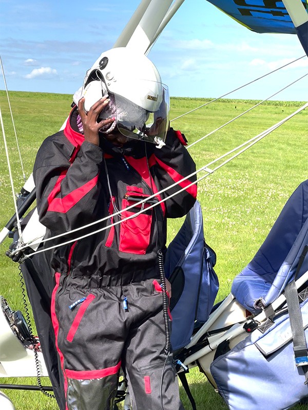 Après le vol, retrait du casque à l’aérodrome de Dieppe, fin d’un baptême en ULM sur la Côte d’Albâtre