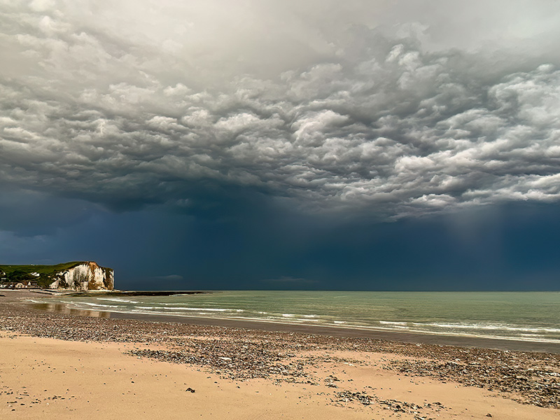 Saint-Aubin-sur-Mer — l’orage tombe sur la Côte d’Albâtre