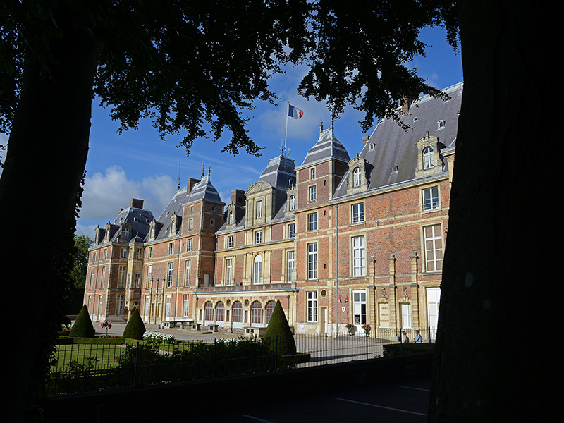 Le château d’Eu : une lumière d’histoire entre les arbres
