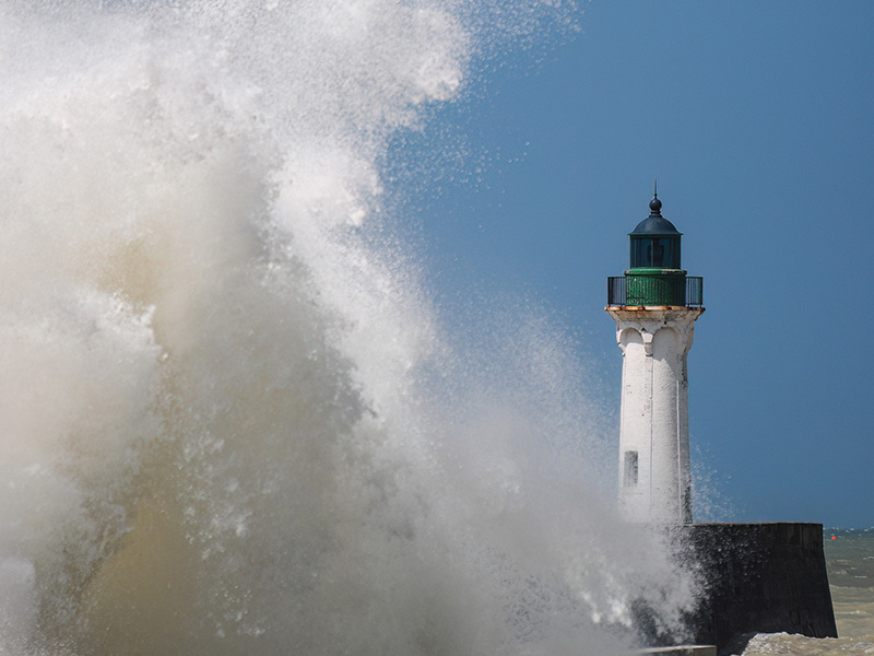 Quand la houle frappe la jetée, la mer impose le rythme