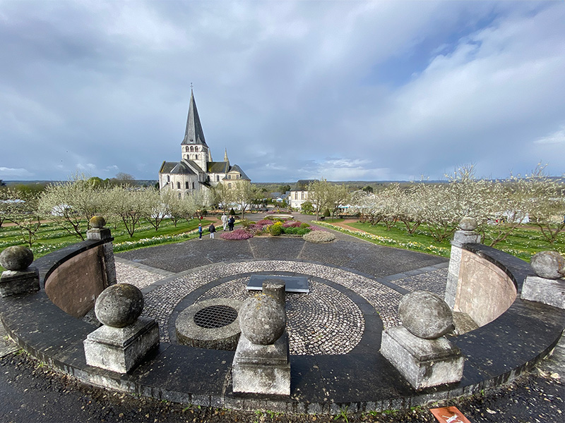 Abbaye Saint-Martin de Boscherville — le printemps réécrit les jardins