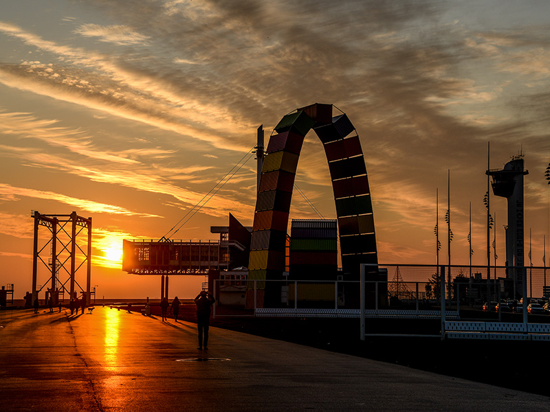 La Catène de containers, seuil de lumière sur le front de mer du Havre