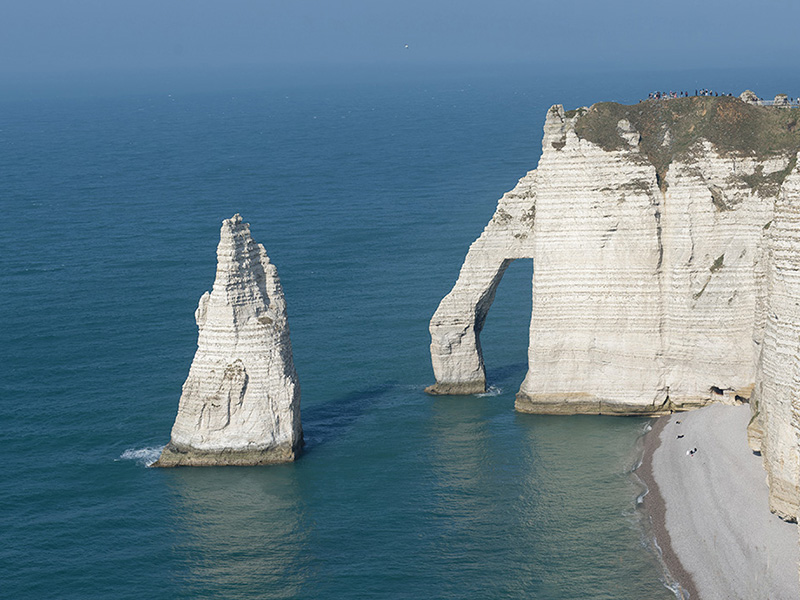 Étretat : falaises de légende et charme balnéaire