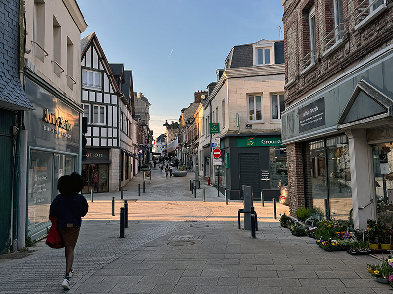 Fécamp - la rue commerçante entre ville et port