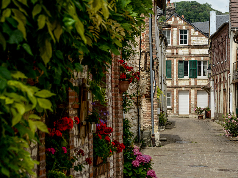 Ruelle fleurie dans un village de la vallée de la Seine