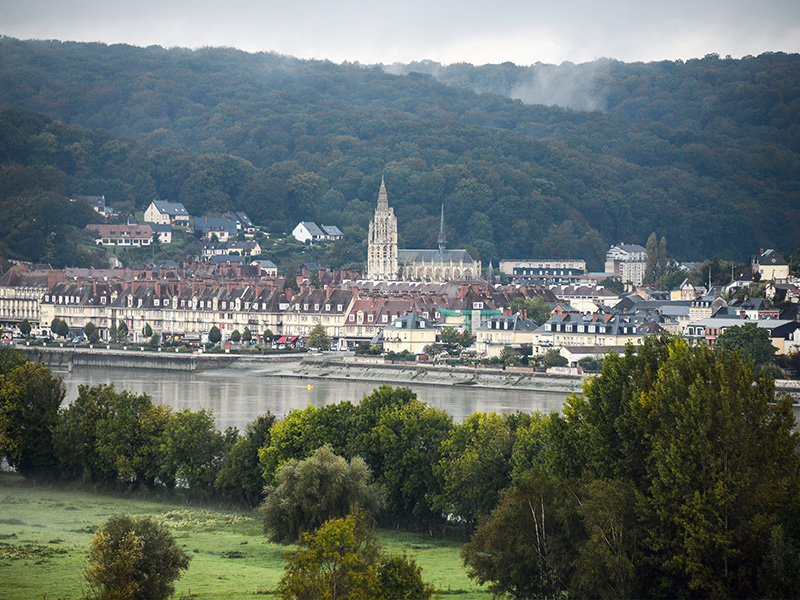 Caudebec-en-Caux entre Seine, collines et flèche de pierre