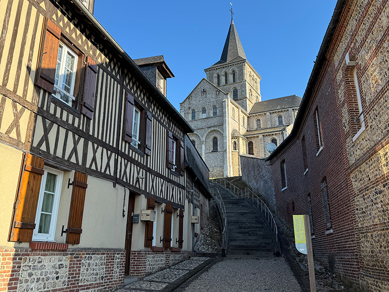 Monter vers l’église à Héricourt-en-Caux